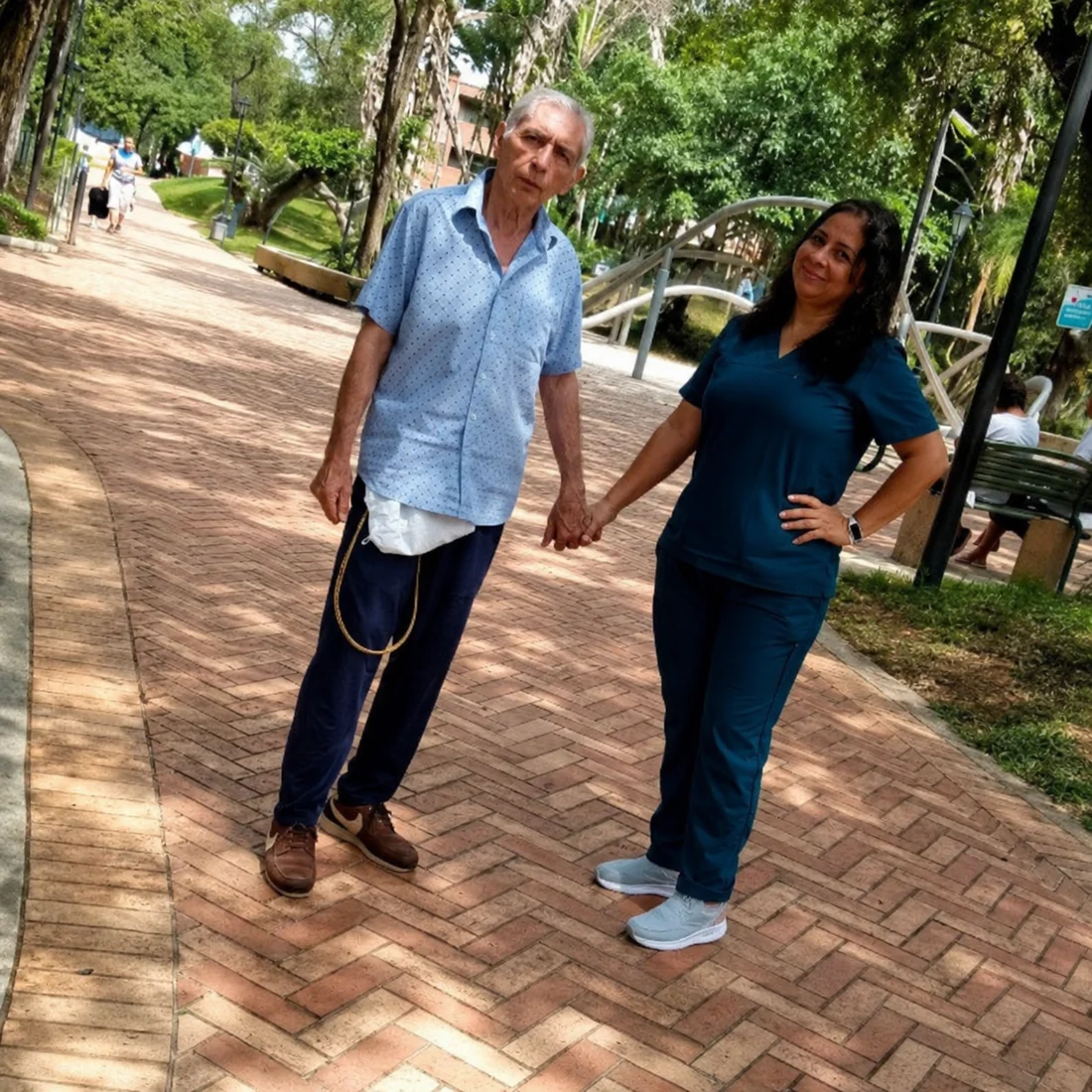 Cuidadora acompañando a una persona mayor en un paseo